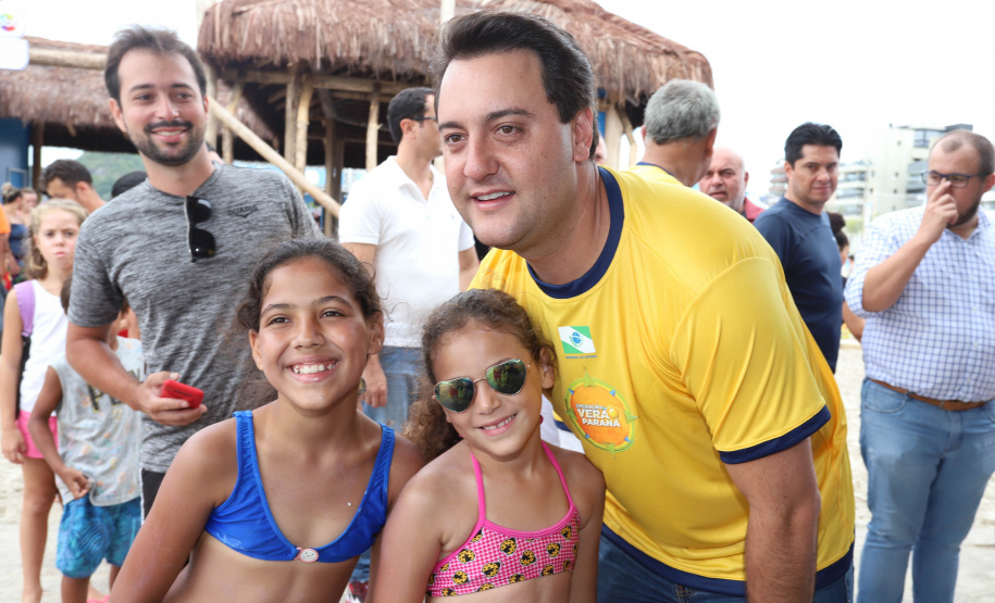 O governador Carlos Massa Ratinho Junior, caminhou na Orla de Matinhos e participou do lançamento das atividades esportivas na Operação Verão Paraná, com o Jogo dos Atletas, na arena multiuso. Foto: Rodrigo Felix Leal/ANPR