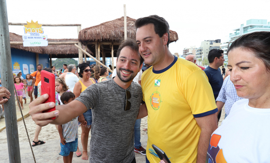 O governador Carlos Massa Ratinho Junior, caminhou na Orla de Matinhos e participou do lançamento das atividades esportivas na Operação Verão Paraná, com o Jogo dos Atletas, na arena multiuso. Foto: Rodrigo Felix Leal/ANPR