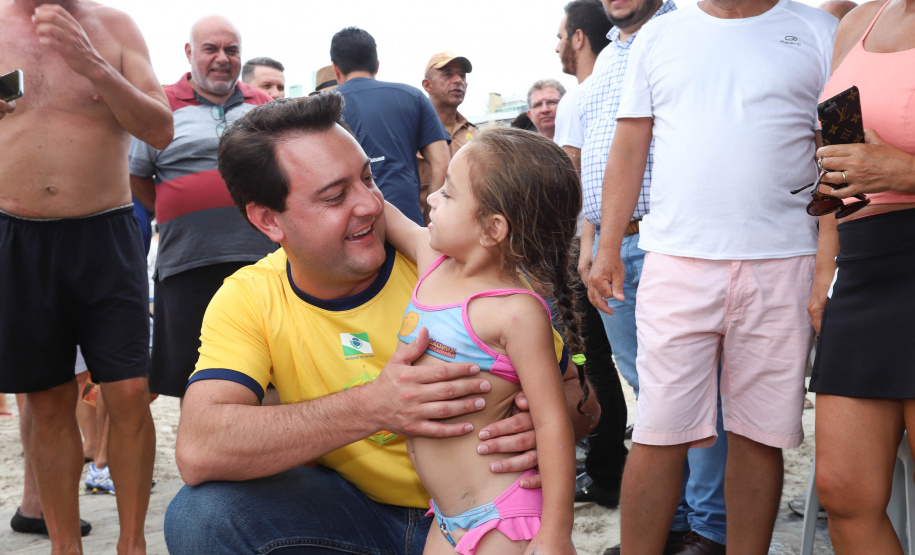 O governador Carlos Massa Ratinho Junior, caminhou na Orla de Matinhos e participou do lançamento das atividades esportivas na Operação Verão Paraná, com o Jogo dos Atletas, na arena multiuso. Foto: Rodrigo Felix Leal/ANPR