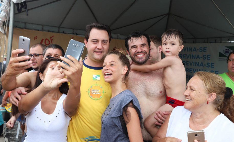 O governador Carlos Massa Ratinho Junior, caminhou na Orla de Matinhos e participou do lançamento das atividades esportivas na Operação Verão Paraná, com o Jogo dos Atletas, na arena multiuso. Foto: Rodrigo Felix Leal/ANPR