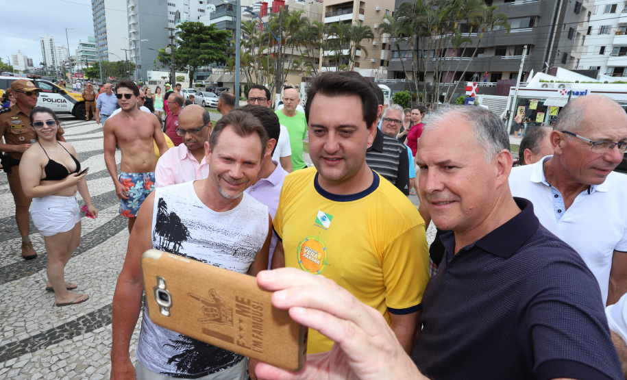 O governador Carlos Massa Ratinho Junior, caminhou na Orla de Matinhos e participou do lançamento das atividades esportivas na Operação Verão Paraná, com o Jogo dos Atletas, na arena multiuso. Foto: Rodrigo Felix Leal/ANPR