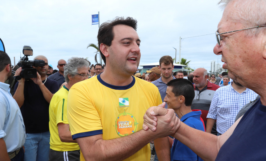 O governador Carlos Massa Ratinho Junior, caminhou na Orla de Matinhos e participou do lançamento das atividades esportivas na Operação Verão Paraná, com o Jogo dos Atletas, na arena multiuso. Foto: Rodrigo Felix Leal/ANPR