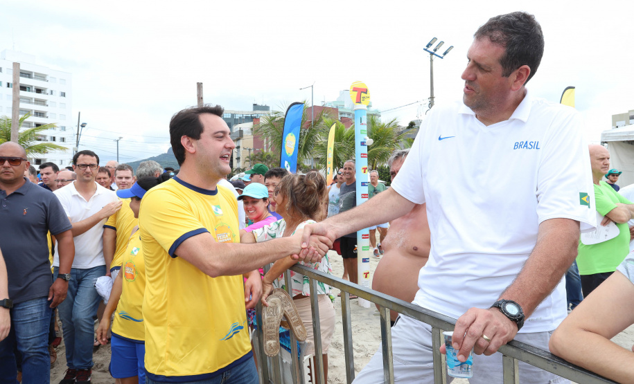 O governador Carlos Massa Ratinho Junior, caminhou na Orla de Matinhos e participou do lançamento das atividades esportivas na Operação Verão Paraná, com o Jogo dos Atletas, na arena multiuso. Foto: Rodrigo Felix Leal/ANPR