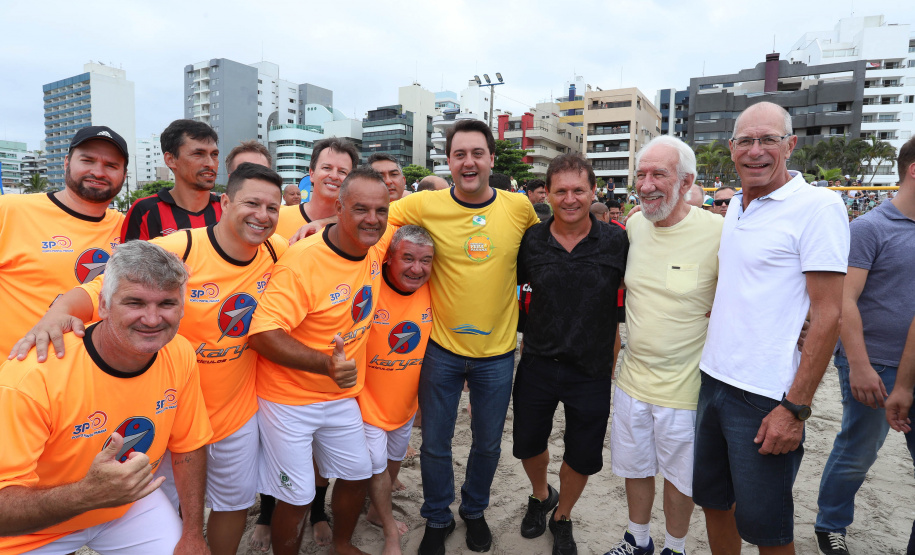O governador Carlos Massa Ratinho Junior, caminhou na Orla de Matinhos e participou do lançamento das atividades esportivas na Operação Verão Paraná, com o Jogo dos Atletas, na arena multiuso. Foto: Rodrigo Felix Leal/ANPR