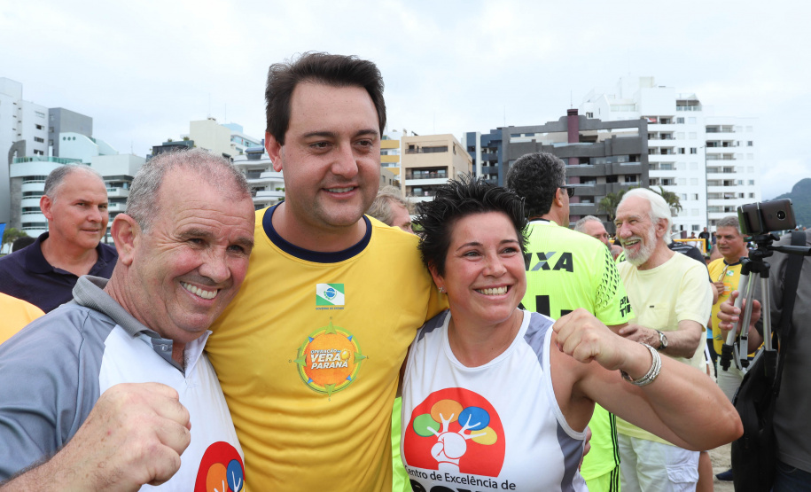 O governador Carlos Massa Ratinho Junior, caminhou na Orla de Matinhos e participou do lançamento das atividades esportivas na Operação Verão Paraná, com o Jogo dos Atletas, na arena multiuso. Foto: Rodrigo Felix Leal/ANPR