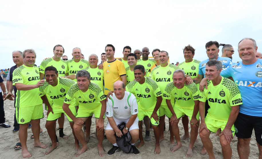 O governador Carlos Massa Ratinho Junior, caminhou na Orla de Matinhos e participou do lançamento das atividades esportivas na Operação Verão Paraná, com o Jogo dos Atletas, na arena multiuso. Foto: Rodrigo Felix Leal/ANPR