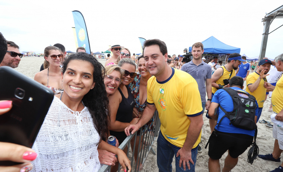 O governador Carlos Massa Ratinho Junior, caminhou na Orla de Matinhos e participou do lançamento das atividades esportivas na Operação Verão Paraná, com o Jogo dos Atletas, na arena multiuso. Foto: Rodrigo Felix Leal/ANPR