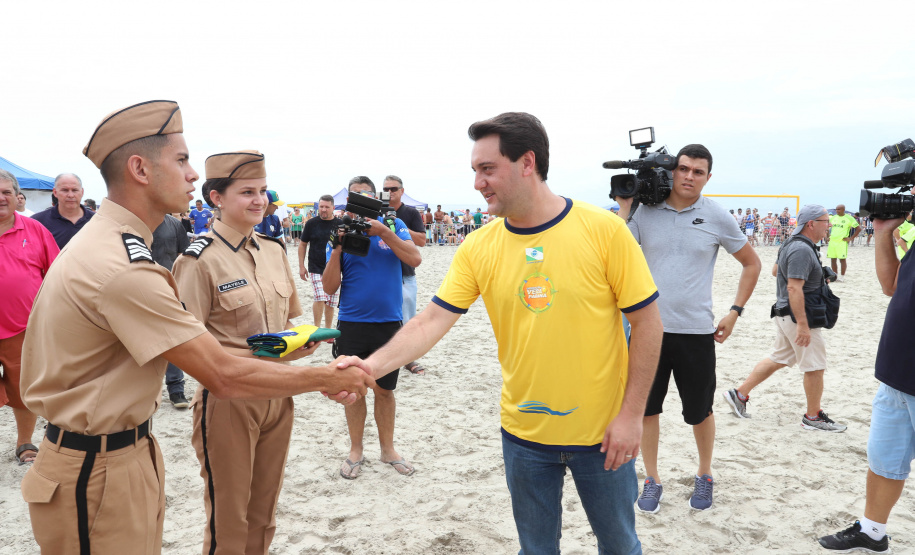 O governador Carlos Massa Ratinho Junior, caminhou na Orla de Matinhos e participou do lançamento das atividades esportivas na Operação Verão Paraná, com o Jogo dos Atletas, na arena multiuso. Foto: Rodrigo Felix Leal/ANPR