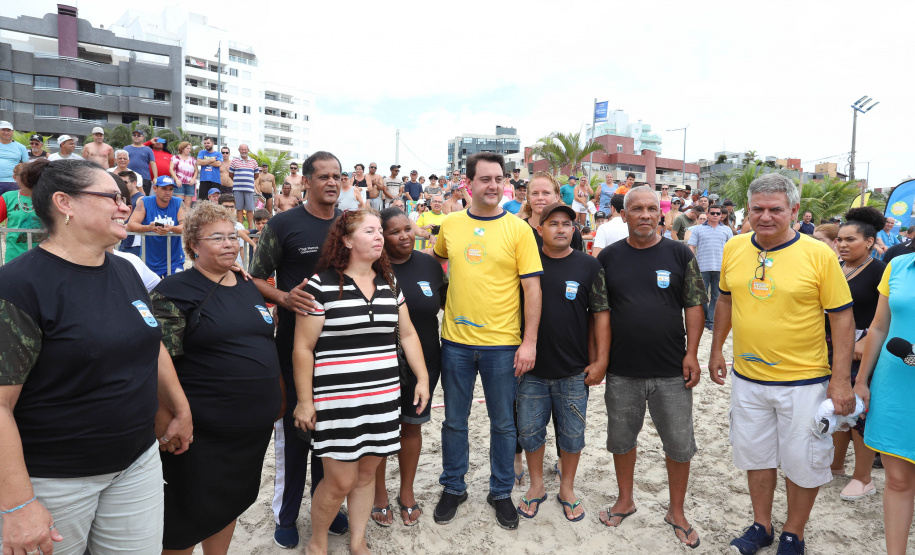O governador Carlos Massa Ratinho Junior, caminhou na Orla de Matinhos e participou do lançamento das atividades esportivas na Operação Verão Paraná, com o Jogo dos Atletas, na arena multiuso. Foto: Rodrigo Felix Leal/ANPR