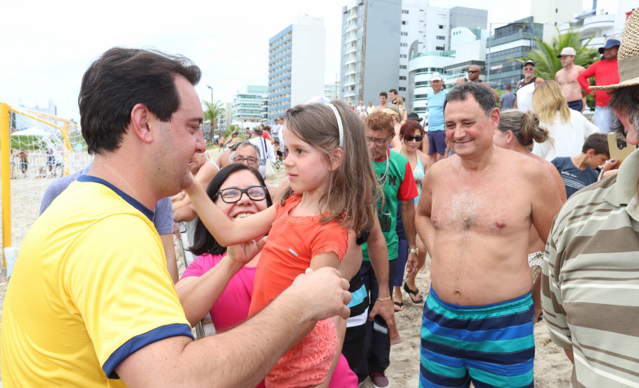 O governador Carlos Massa Ratinho Junior, caminhou na Orla de Matinhos e participou do lançamento das atividades esportivas na Operação Verão Paraná, com o Jogo dos Atletas, na arena multiuso. Foto: Rodrigo Felix Leal/ANPR