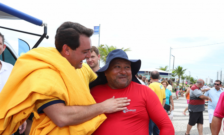 O governador Carlos Massa Ratinho Junior, caminhou na Orla de Matinhos e participou do lançamento das atividades esportivas na Operação Verão Paraná, com o Jogo dos Atletas, na arena multiuso. Foto: Rodrigo Felix Leal/ANPR