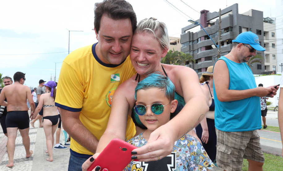 O governador Carlos Massa Ratinho Junior, caminhou na Orla de Matinhos e participou do lançamento das atividades esportivas na Operação Verão Paraná, com o Jogo dos Atletas, na arena multiuso. Foto: Rodrigo Felix Leal/ANPR