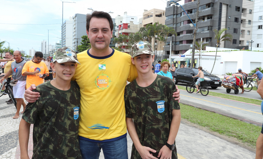 O governador Carlos Massa Ratinho Junior, caminhou na Orla de Matinhos e participou do lançamento das atividades esportivas na Operação Verão Paraná, com o Jogo dos Atletas, na arena multiuso. Foto: Rodrigo Felix Leal/ANPR