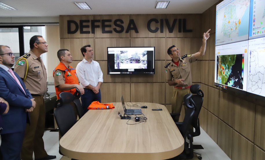 O governador Carlos Massa Ratinho Júnior visitou nesta segunda-feira (14) a estrutura da Coordenadoria Estadual de Proteção e Defesa Civil do Paraná. O órgão, localizado no Palácio Araucária, em Curitiba, faz o monitoramento dos eventos climáticos que ocorrem no Estado por meio do Centro Estadual de Gerenciamento de Riscos e Desastres (Cegerd).  -  Curitiba, 14/01/2019  - Foto: José Fernando Ogura/ANPr