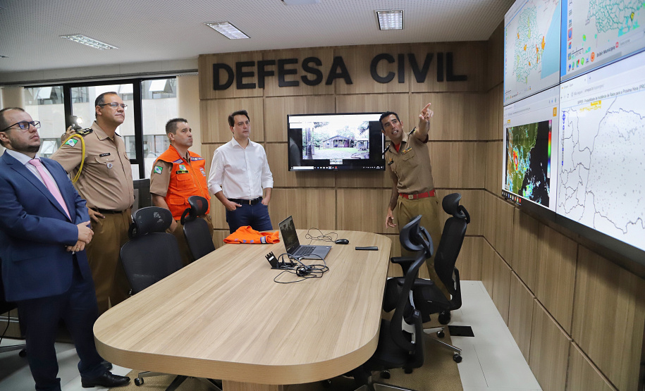 O governador Carlos Massa Ratinho Júnior visitou nesta segunda-feira (14) a estrutura da Coordenadoria Estadual de Proteção e Defesa Civil do Paraná. O órgão, localizado no Palácio Araucária, em Curitiba, faz o monitoramento dos eventos climáticos que ocorrem no Estado por meio do Centro Estadual de Gerenciamento de Riscos e Desastres (Cegerd).  -  Curitiba, 14/01/2019  - Foto: José Fernando Ogura/ANPr
