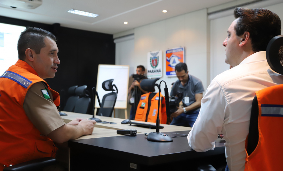 O governador Carlos Massa Ratinho Júnior visitou nesta segunda-feira (14) a estrutura da Coordenadoria Estadual de Proteção e Defesa Civil do Paraná. O órgão, localizado no Palácio Araucária, em Curitiba, faz o monitoramento dos eventos climáticos que ocorrem no Estado por meio do Centro Estadual de Gerenciamento de Riscos e Desastres (Cegerd).  -  Curitiba, 14/01/2019  - Foto: José Fernando Ogura/ANPr