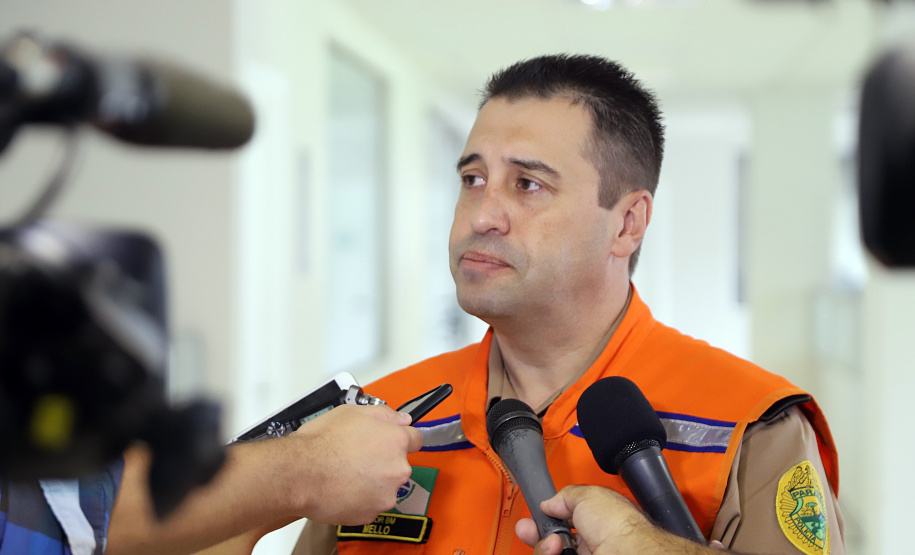 O governador Carlos Massa Ratinho Júnior visitou nesta segunda-feira (14) a estrutura da Coordenadoria Estadual de Proteção e Defesa Civil do Paraná. O órgão, localizado no Palácio Araucária, em Curitiba, faz o monitoramento dos eventos climáticos que ocorrem no Estado por meio do Centro Estadual de Gerenciamento de Riscos e Desastres (Cegerd). Na foto,  o coordenador executivo de Proteção e de Defesa Civil, major Adriano de Mello.  -  Curitiba, 14/01/2019  - Foto: José Fernando Ogura/ANPr