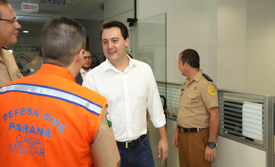 O governador Carlos Massa Ratinho Júnior visitou nesta segunda-feira (14) a estrutura da Coordenadoria Estadual de Proteção e Defesa Civil do Paraná. O órgão, localizado no Palácio Araucária, em Curitiba, faz o monitoramento dos eventos climáticos que ocorrem no Estado por meio do Centro Estadual de Gerenciamento de Riscos e Desastres (Cegerd). - Curitiba, 14/01/2019 - Foto: Rodrigo Félix Leal/ANPr