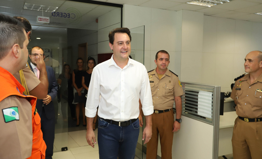 O governador Carlos Massa Ratinho Júnior visitou nesta segunda-feira (14) a estrutura da Coordenadoria Estadual de Proteção e Defesa Civil do Paraná. O órgão, localizado no Palácio Araucária, em Curitiba, faz o monitoramento dos eventos climáticos que ocorrem no Estado por meio do Centro Estadual de Gerenciamento de Riscos e Desastres (Cegerd). - Curitiba, 14/01/2019 - Foto: Rodrigo Félix Leal/ANPr