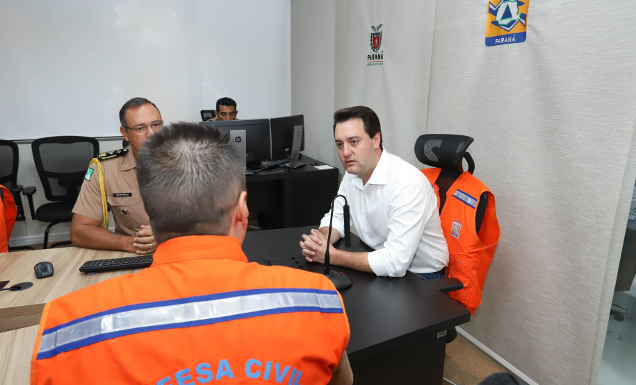 O governador Carlos Massa Ratinho Júnior visitou nesta segunda-feira (14) a estrutura da Coordenadoria Estadual de Proteção e Defesa Civil do Paraná. O órgão, localizado no Palácio Araucária, em Curitiba, faz o monitoramento dos eventos climáticos que ocorrem no Estado por meio do Centro Estadual de Gerenciamento de Riscos e Desastres (Cegerd). - Curitiba, 14/01/2019 - Foto: Rodrigo Félix Leal/ANPr