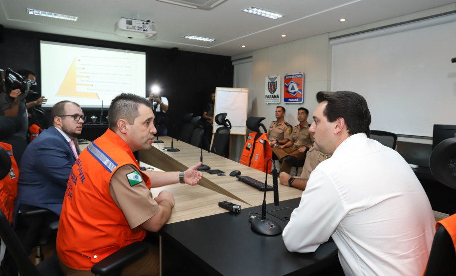 O governador Carlos Massa Ratinho Júnior visitou nesta segunda-feira (14) a estrutura da Coordenadoria Estadual de Proteção e Defesa Civil do Paraná. O órgão, localizado no Palácio Araucária, em Curitiba, faz o monitoramento dos eventos climáticos que ocorrem no Estado por meio do Centro Estadual de Gerenciamento de Riscos e Desastres (Cegerd). - Curitiba, 14/01/2019 - Foto: Rodrigo Félix Leal/ANPr