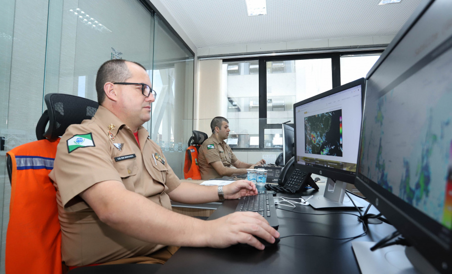 O governador Carlos Massa Ratinho Júnior visitou nesta segunda-feira (14) a estrutura da Coordenadoria Estadual de Proteção e Defesa Civil do Paraná. O órgão, localizado no Palácio Araucária, em Curitiba, faz o monitoramento dos eventos climáticos que ocorrem no Estado por meio do Centro Estadual de Gerenciamento de Riscos e Desastres (Cegerd). - Curitiba, 14/01/2019 - Foto: Rodrigo Félix Leal/ANPr