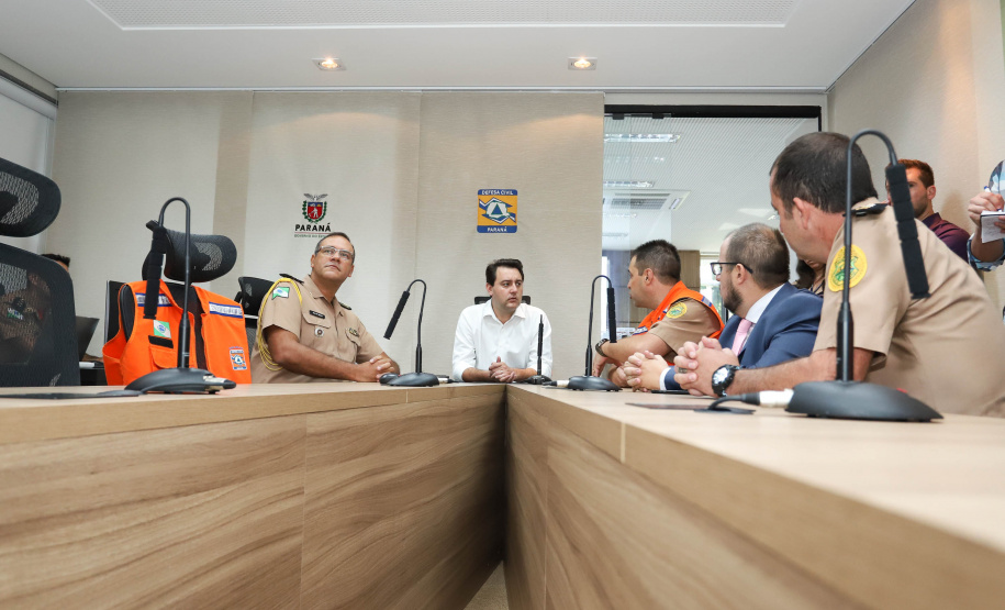O governador Carlos Massa Ratinho Júnior visitou nesta segunda-feira (14) a estrutura da Coordenadoria Estadual de Proteção e Defesa Civil do Paraná. O órgão, localizado no Palácio Araucária, em Curitiba, faz o monitoramento dos eventos climáticos que ocorrem no Estado por meio do Centro Estadual de Gerenciamento de Riscos e Desastres (Cegerd). - Curitiba, 14/01/2019 - Foto: Rodrigo Félix Leal/ANPr