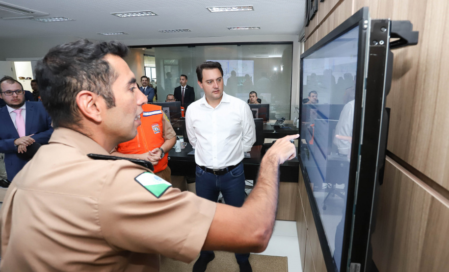 O governador Carlos Massa Ratinho Júnior visitou nesta segunda-feira (14) a estrutura da Coordenadoria Estadual de Proteção e Defesa Civil do Paraná. O órgão, localizado no Palácio Araucária, em Curitiba, faz o monitoramento dos eventos climáticos que ocorrem no Estado por meio do Centro Estadual de Gerenciamento de Riscos e Desastres (Cegerd). - Curitiba, 14/01/2019 - Foto: Rodrigo Félix Leal/ANPr