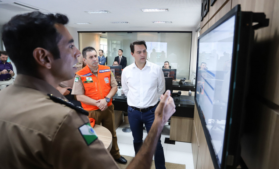 O governador Carlos Massa Ratinho Júnior visitou nesta segunda-feira (14) a estrutura da Coordenadoria Estadual de Proteção e Defesa Civil do Paraná. O órgão, localizado no Palácio Araucária, em Curitiba, faz o monitoramento dos eventos climáticos que ocorrem no Estado por meio do Centro Estadual de Gerenciamento de Riscos e Desastres (Cegerd). - Curitiba, 14/01/2019 - Foto: Rodrigo Félix Leal/ANPr