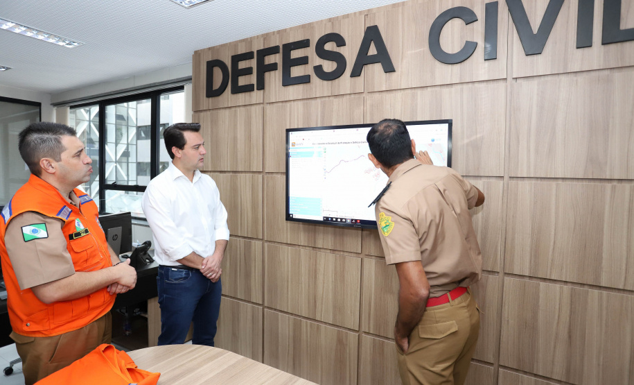 O governador Carlos Massa Ratinho Júnior visitou nesta segunda-feira (14) a estrutura da Coordenadoria Estadual de Proteção e Defesa Civil do Paraná. O órgão, localizado no Palácio Araucária, em Curitiba, faz o monitoramento dos eventos climáticos que ocorrem no Estado por meio do Centro Estadual de Gerenciamento de Riscos e Desastres (Cegerd). - Curitiba, 14/01/2019 - Foto: Rodrigo Félix Leal/ANPr