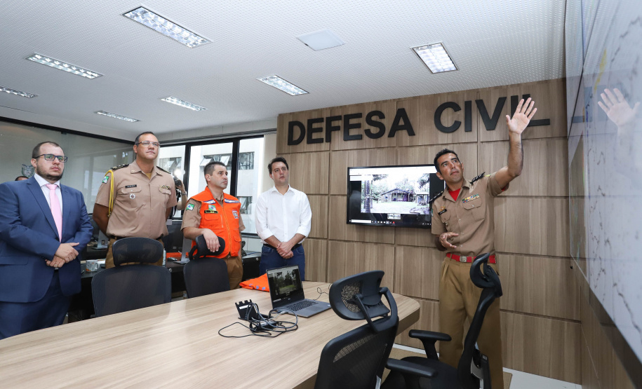 O governador Carlos Massa Ratinho Júnior visitou nesta segunda-feira (14) a estrutura da Coordenadoria Estadual de Proteção e Defesa Civil do Paraná. O órgão, localizado no Palácio Araucária, em Curitiba, faz o monitoramento dos eventos climáticos que ocorrem no Estado por meio do Centro Estadual de Gerenciamento de Riscos e Desastres (Cegerd). - Curitiba, 14/01/2019 - Foto: Rodrigo Félix Leal/ANPr