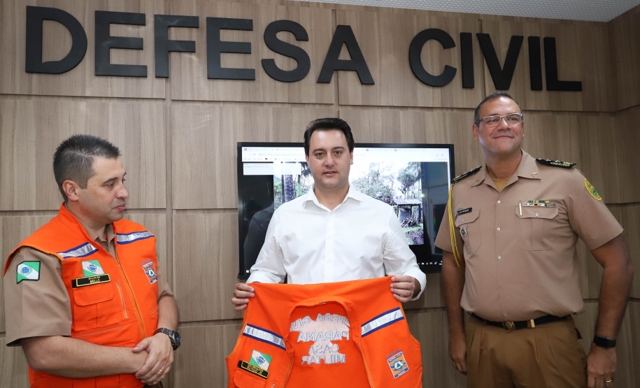 O governador Carlos Massa Ratinho Júnior visitou nesta segunda-feira (14) a estrutura da Coordenadoria Estadual de Proteção e Defesa Civil do Paraná. O órgão, localizado no Palácio Araucária, em Curitiba, faz o monitoramento dos eventos climáticos que ocorrem no Estado por meio do Centro Estadual de Gerenciamento de Riscos e Desastres (Cegerd). - Curitiba, 14/01/2019 - Foto: Rodrigo Félix Leal/ANPr