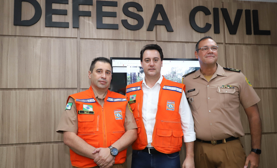 O governador Carlos Massa Ratinho Júnior visitou nesta segunda-feira (14) a estrutura da Coordenadoria Estadual de Proteção e Defesa Civil do Paraná. O órgão, localizado no Palácio Araucária, em Curitiba, faz o monitoramento dos eventos climáticos que ocorrem no Estado por meio do Centro Estadual de Gerenciamento de Riscos e Desastres (Cegerd). - Curitiba, 14/01/2019 - Foto: Rodrigo Félix Leal/ANPr