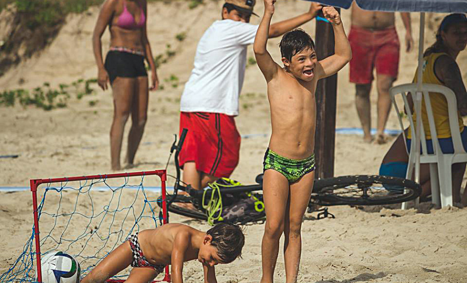 As equipes da Superintendência de Esporte do Paraná fizeram 17.079 atendimentos nas praias do Paraná, em apenas três, de sexta-feira a domingo (11 a 13). Veranistas e moradores locais participaram das atividades esportivas e recreativas ofertadas nos quatro postos fixos nas praias de Shangri-Lá, Ipanema, Praia de Leste e Caiobá, além do posto itinerante em Guaratuba. - Curitiba, 15/01/2019 - Foto: Divulgação
