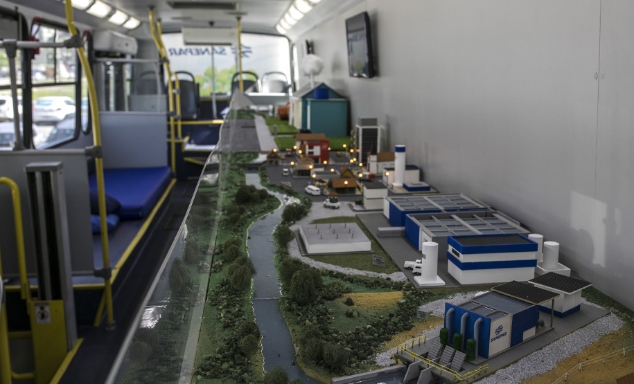 O ônibus de educação socioambiental da Sanepar estará percorrendo os municípios da Costa Oeste do Paraná neste verão. Em Santa Helena, a parada será na praça central, próximo à Prefeitura, entre os dias 16 e 18 e entre 23 e 25 de janeiro. - Verão Paraná, 15/01/2019 - Foto: Divulgação Sanepar