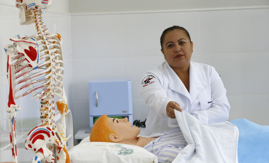 O Colégio Estadual Bento Munhoz da Rocha Neto, em Paranavaí (Noroeste), está com matrículas abertas até sexta-feira (18) para o curso de especialização técnica em nível médio em Saúde do Idoso. A especialização é ofertada pela Secretaria de Estado da Educação sem nenhum custo e tem duração de 304 horas divididas em seis meses, com aulas de segunda-feira a sexta-feira. - Foto: Hedson Alves