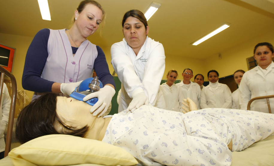 O Colégio Estadual Bento Munhoz da Rocha Neto, em Paranavaí (Noroeste), está com matrículas abertas até sexta-feira (18) para o curso de especialização técnica em nível médio em Saúde do Idoso. A especialização é ofertada pela Secretaria de Estado da Educação sem nenhum custo e tem duração de 304 horas divididas em seis meses, com aulas de segunda-feira a sexta-feira. - Foto: Hedson Alves