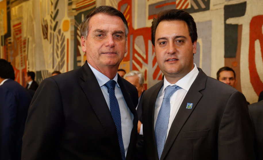 O governador Carlos Massa Ratinho Junior defendeu nesta quarta-feira (16) que o Brasil deve retomar o projeto do corredor bioceânico ligando o Porto de Paranaguá ao porto de Antofagasta, no Chile, com passagem por Paraguai e Argentina. O assunto foi tratado com o presidente Jair Bolsonaro durante recepção ao presidente argentino Maurício Macri, no Palácio do Planalto, em Brasília. - Brasília, 16/01/2019 - Foto: Dvulgação ANPr