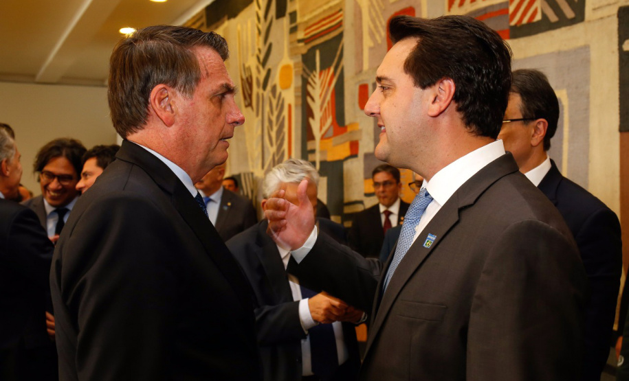 O governador Carlos Massa Ratinho Junior defendeu nesta quarta-feira (16) que o Brasil deve retomar o projeto do corredor bioceânico ligando o Porto de Paranaguá ao porto de Antofagasta, no Chile, com passagem por Paraguai e Argentina. O assunto foi tratado com o presidente Jair Bolsonaro durante recepção ao presidente argentino Maurício Macri, no Palácio do Planalto, em Brasília. - Brasília, 16/01/2019 - Foto: Dvulgação ANPr