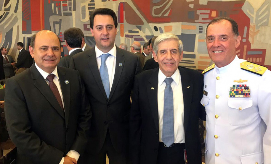 O governador Carlos Massa Ratinho Junior defendeu nesta quarta-feira (16) que o Brasil deve retomar o projeto do corredor bioceânico ligando o Porto de Paranaguá ao porto de Antofagasta, no Chile, com passagem por Paraguai e Argentina. O assunto foi tratado com o presidente Jair Bolsonaro durante recepção ao presidente argentino Maurício Macri, no Palácio do Planalto, em Brasília. - Brasília, 16/01/2019 - Foto: Dvulgação ANPr