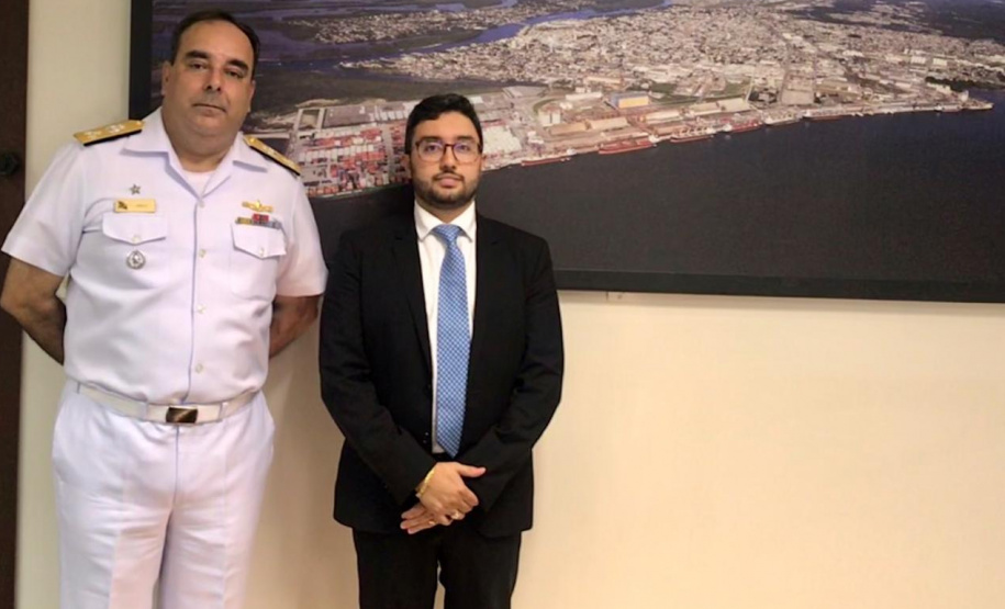 A Administração dos Portos de Paranaguá e Antonina (Appa) vai trabalhar em parceria com a Marinha do Brasil para garantir mais segurança na navegação e no tráfego dos navios em todo o Litoral do Estado. Na foto, o comandante do 8º Distrito Naval, vice-almirante Claudio Henrique Mello Almeida; e o diretor-presidente da Administração dos Portos de Paranaguá e Antonina, Luiz Fernando Garcia da Silva. Foto: Núria Bianco/APPA