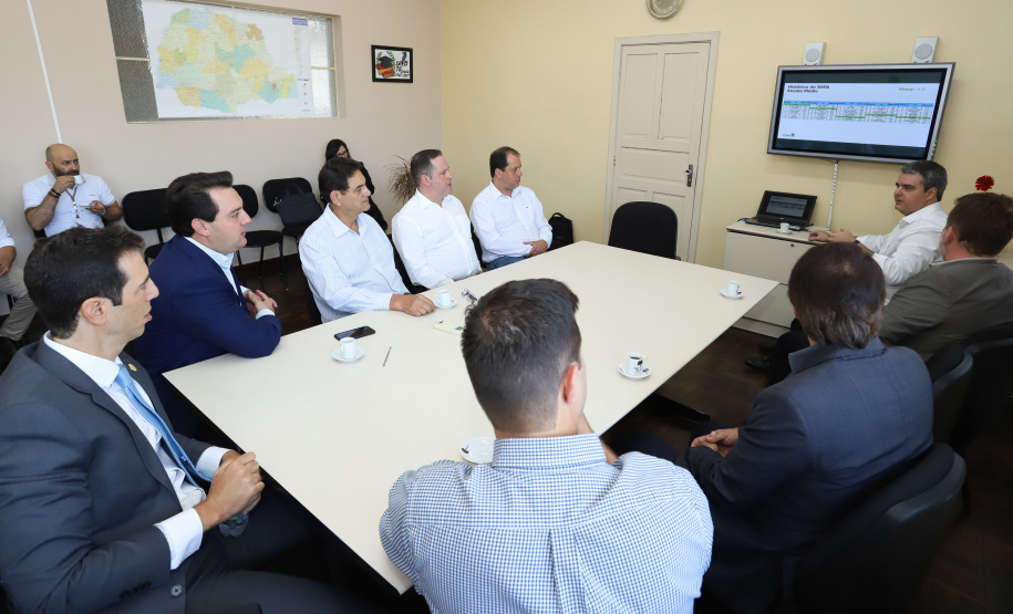 O governador Carlos Massa Ratinho Junior, acompanhou a apresentação das diretrizes de trabalho da nova gestão para a Educação, em encontro com o secretário Renato Feder e funcionários da Secretaria de Educação e do Esporte.Curitiba, 17-01-19.Foto: Foto: Rodrigo Félix Leal