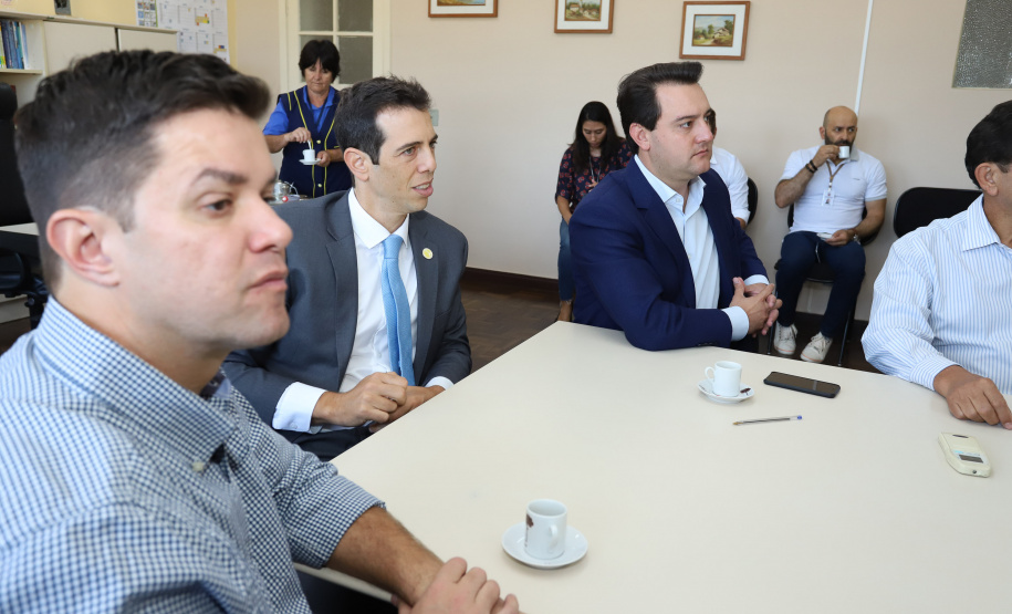 O governador Carlos Massa Ratinho Junior, acompanhou a apresentação das diretrizes de trabalho da nova gestão para a Educação, em encontro com o secretário Renato Feder e funcionários da Secretaria de Educação e do Esporte.Curitiba, 17-01-19.Foto: Foto: Rodrigo Félix Leal