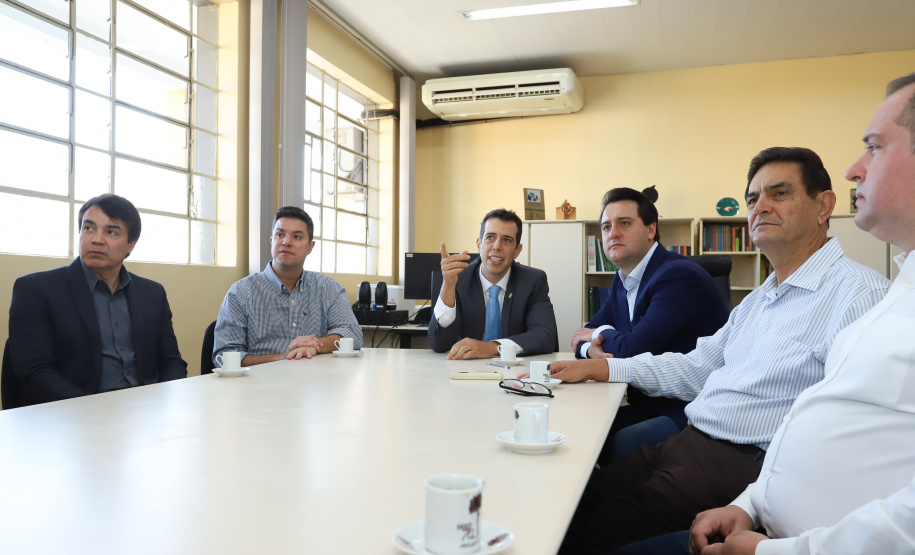 O governador Carlos Massa Ratinho Junior, acompanhou a apresentação das diretrizes de trabalho da nova gestão para a Educação, em encontro com o secretário Renato Feder e funcionários da Secretaria de Educação e do Esporte.Curitiba, 17-01-19.Foto: Foto: Rodrigo Félix Leal