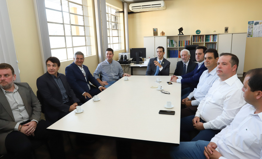 O governador Carlos Massa Ratinho Junior, acompanhou a apresentação das diretrizes de trabalho da nova gestão para a Educação, em encontro com o secretário Renato Feder e funcionários da Secretaria de Educação e do Esporte.Curitiba, 17-01-19.Foto: Foto: Rodrigo Félix Leal