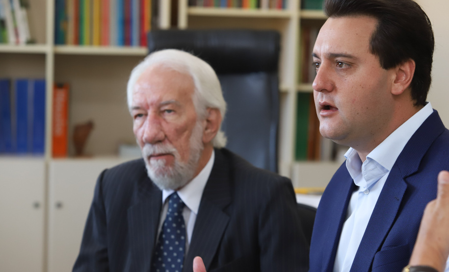 O governador Carlos Massa Ratinho Junior, acompanhou a apresentação das diretrizes de trabalho da nova gestão para a Educação, em encontro com o secretário Renato Feder e funcionários da Secretaria de Educação e do Esporte.Curitiba, 17-01-19.Foto: Foto: Rodrigo Félix Leal