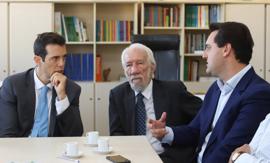 O governador Carlos Massa Ratinho Junior, acompanhou a apresentação das diretrizes de trabalho da nova gestão para a Educação, em encontro com o secretário Renato Feder e funcionários da Secretaria de Educação e do Esporte.Curitiba, 17-01-19.Foto: Foto: Rodrigo Félix Leal