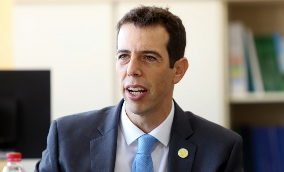 O governador Carlos Massa Ratinho Junior, acompanhou a apresentação das diretrizes de trabalho da nova gestão para a Educação, em encontro com o secretário Renato Feder (foto) e funcionários da Secretaria de Educação e do Esporte.Curitiba, 17-01-19.Foto: Foto: Rodrigo Félix Leal