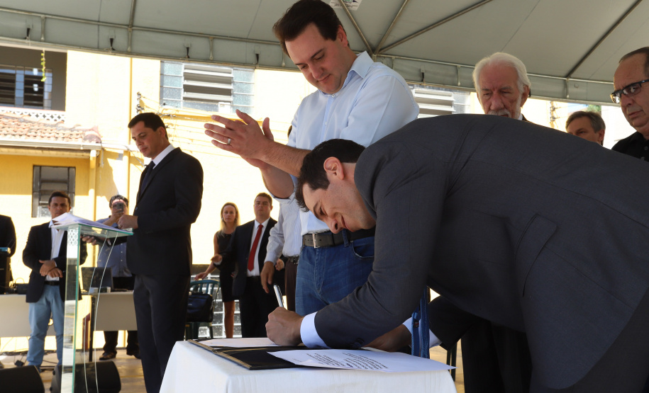 O governador Carlos Massa Ratinho Junior, acompanhou a apresentação das diretrizes de trabalho da nova gestão para a Educação, em encontro com o secretário Renato Feder e funcionários da Secretaria de Educação e do Esporte.Curitiba, 17-01-19.Foto: Foto: Rodrigo Félix Leal