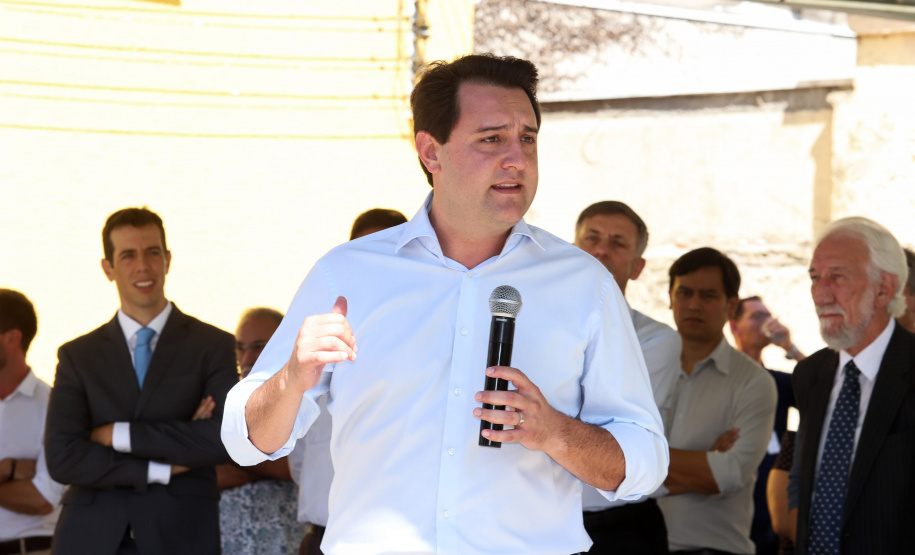 O governador Carlos Massa Ratinho Junior, acompanhou a apresentação das diretrizes de trabalho da nova gestão para a Educação, em encontro com o secretário Renato Feder e funcionários da Secretaria de Educação e do Esporte.Curitiba, 17-01-19.Foto: Foto: Rodrigo Félix Leal